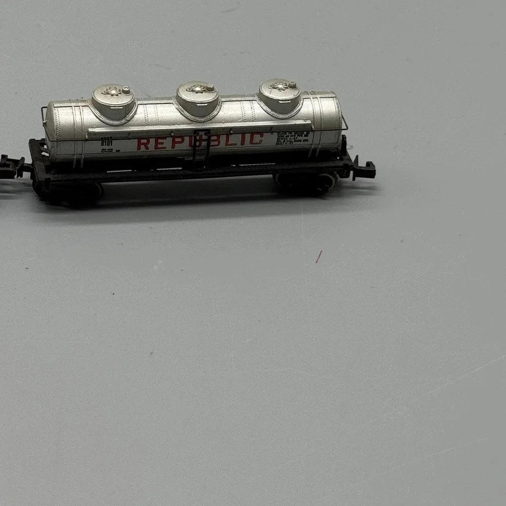Lot of 2 Bachmann Republic 8181 3-Dome Tank Cars N Scale Vintage Freight Cars